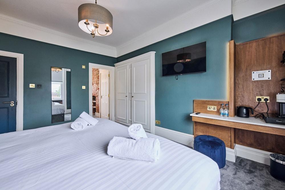 The Crown Pub & Guesthouse Room Type - Double or Twin Room, Bathtub (Room 3)