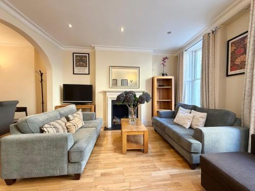 Buckingham Palace View Apartment - Tap to explore photos