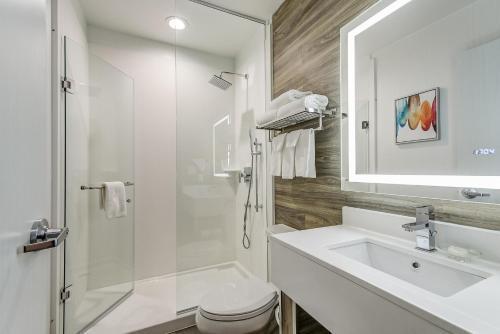 EST Hotel Room Type - King Suite with Jacuzzi 