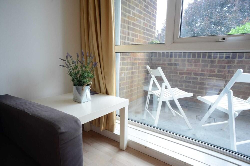 Bright & Spacious Studio Flat in SE8 - Tap to explore photos