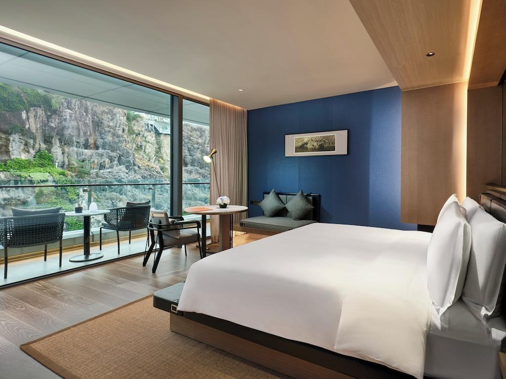 InterContinental Shanghai Wonderland Room Type - 1 King Premium Balcony Low Floor