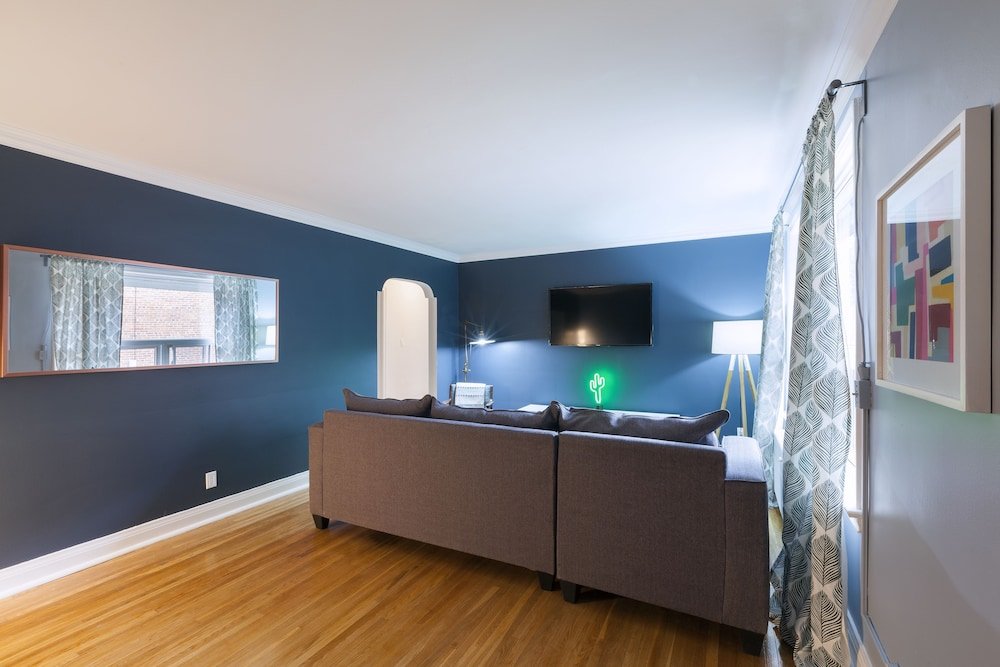 Spacious Apartment in Forest Hill (Free Parking) - Tap to explore photos