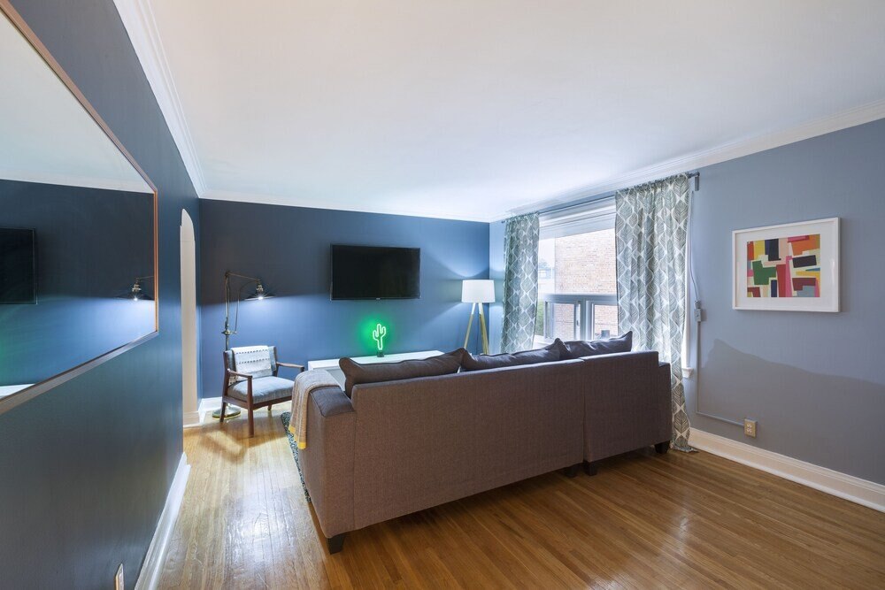 Spacious Apartment in Forest Hill (Free Parking) - Tap to explore photos