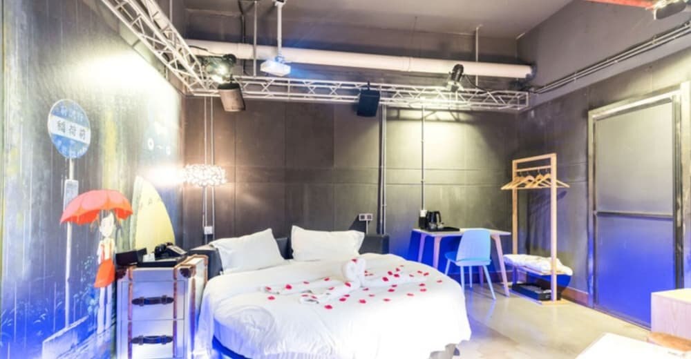 Fansi Movie Hotel Zhongda Branch - Tap to explore photos