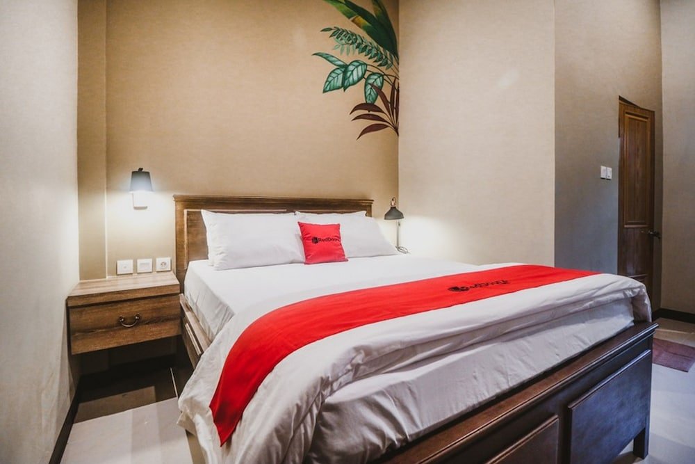 RedDoorz Plus near Mall Slipi Jaya - Tap to explore photos