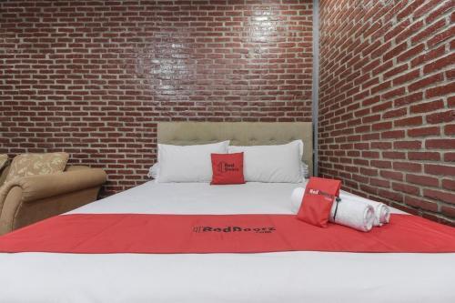 RedDoorz Plus @ Ampera Raya - Tap to explore photos