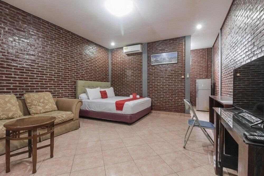 RedDoorz Plus @ Ampera Raya Room Type - Deluxe Room
