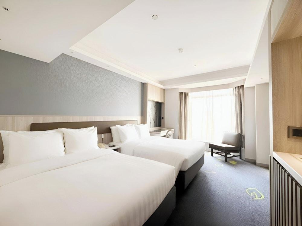 Stanford Hillview Hotel Room Type - Evergreen Family Room (2 Double Bed)