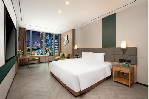 Holiday Inn Guangzhou Zhujiang New Town by IHG - Tap to explore photos