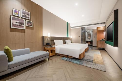 Holiday Inn Guangzhou Zhujiang New Town by IHG - Tap to explore photos