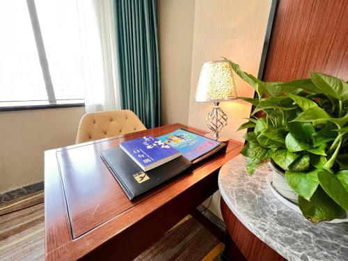 Skyline Plaza Hotel Guangzhou Room Type - Premium Queen Room