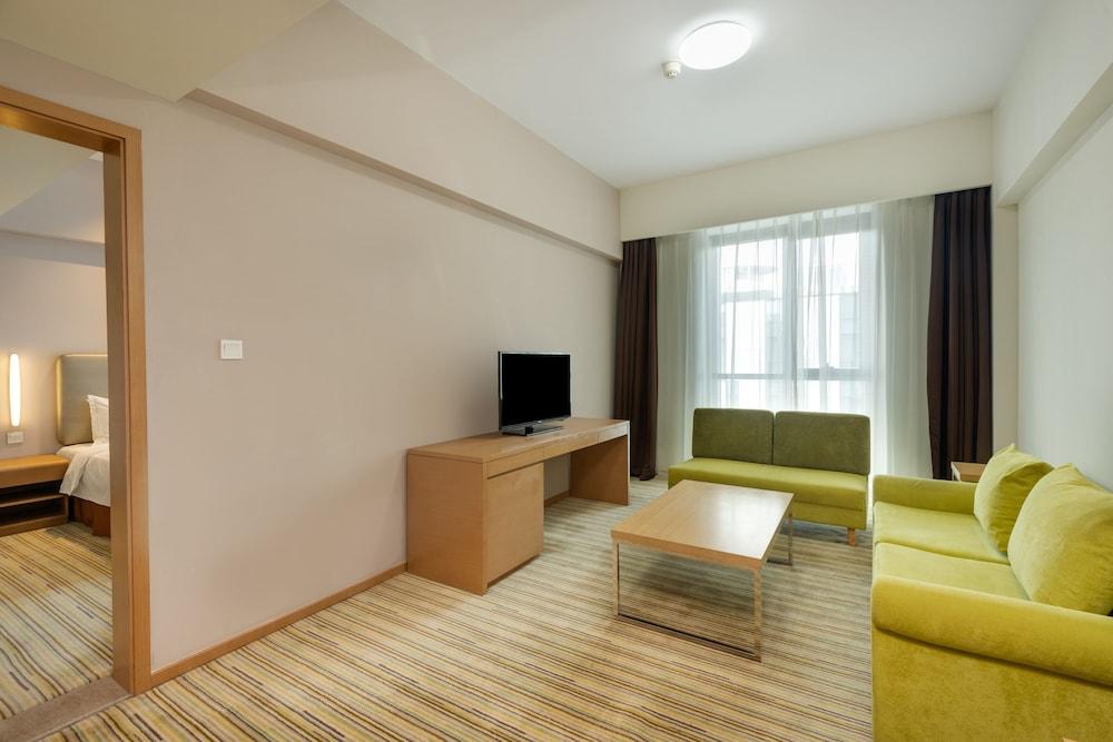 Holiday Inn Express Shanghai Gongkang - Tap to explore photos