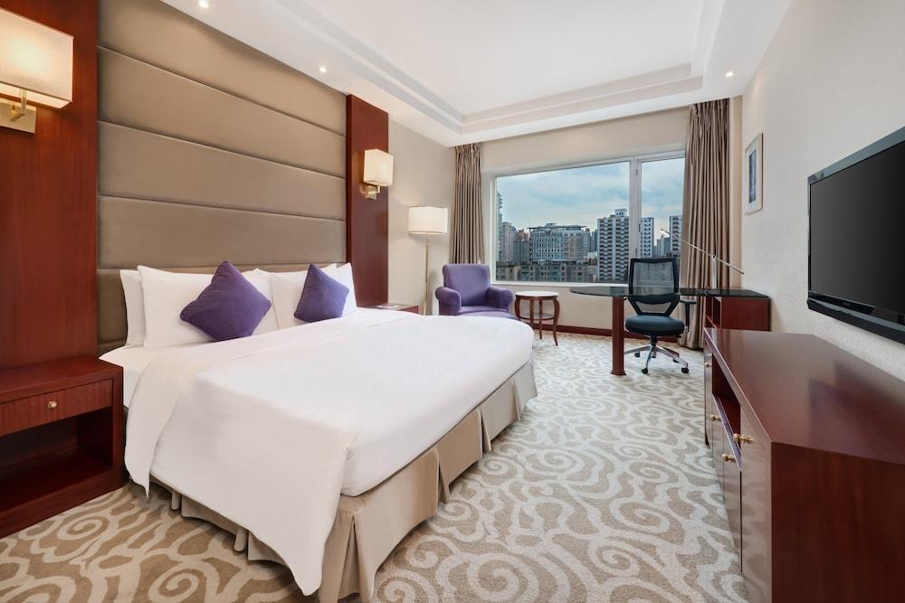 Crowne Plaza Shanghai Room Type - Upgraded Standard Room Crowne Plaza Shanghai Room Type - Upgraded Standard Room