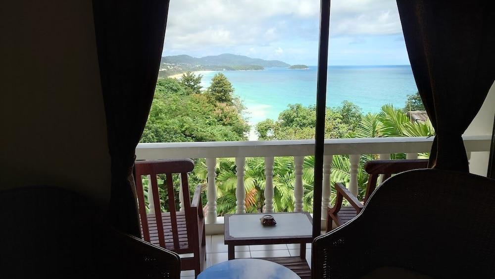 On The Hill Karon Resort Room Type - Deluxe Sea View
