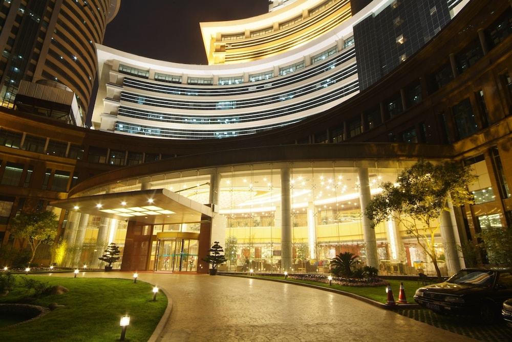 Jin Jiang Pine City Hotel - Tap to explore photos
