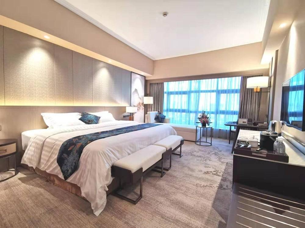 Jin Jiang Pine City Hotel Room Type - Deluxe King With View