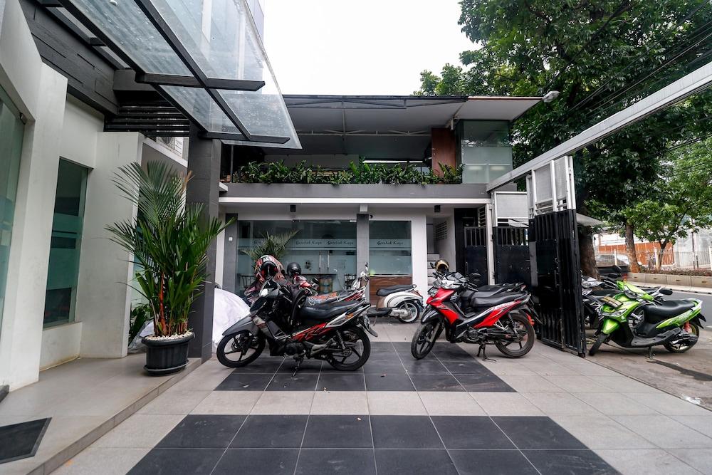 RedDoorz near Kebon Jeruk Jakarta - Tap to explore photos