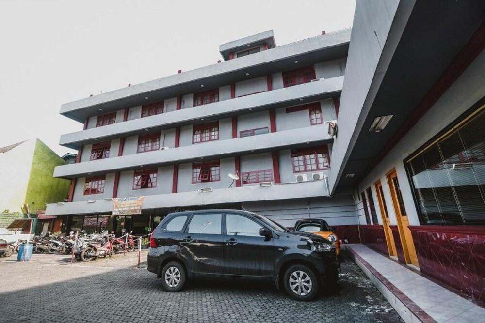 RedDoorz Plus near RSCM Jakarta - Tap to explore photos