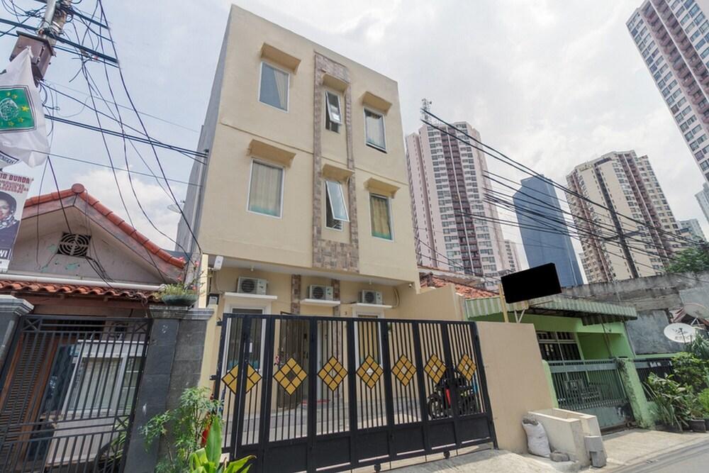 RedDoorz Plus near Taman Rasuna Menteng - Tap to explore photos