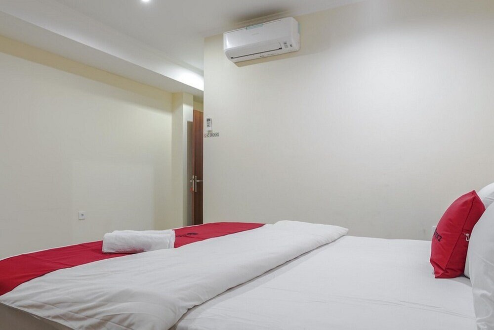 RedDoorz @ Jalan Biak Roxy Jakarta - Tap to explore photos
