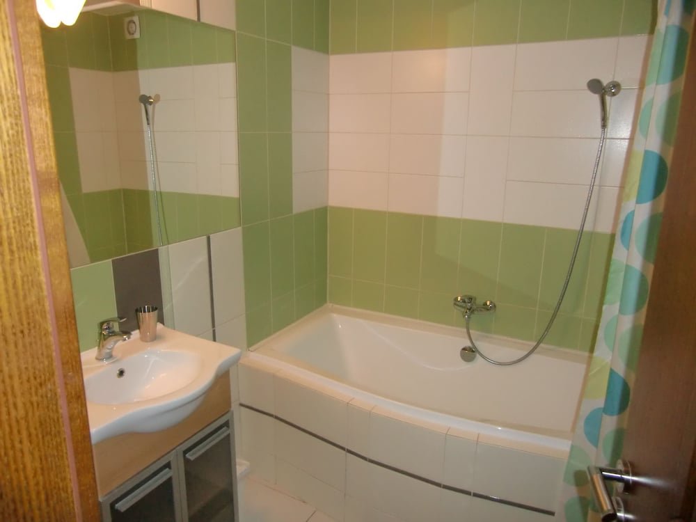 Hostel One Miru Room Type - Bed in 10-Bed Mixed Dormitory, Private Bathroom