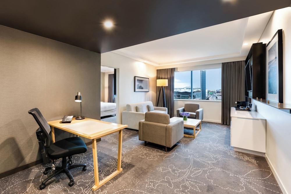 PARKROYAL Darling Harbour Room Type - Suite with Club Lounge Access (High Floor, Late check-out)