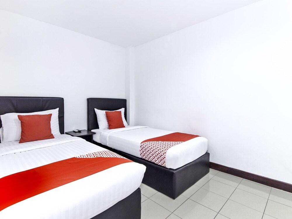 OYO 321 Hotel D'Elegant - Tap to explore photos