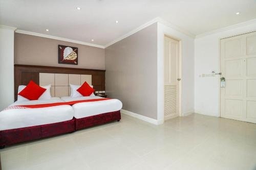 Natural Beach Hotel Pattaya - Tap to explore photos