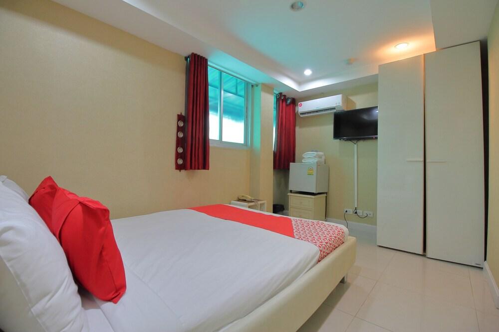 OYO 102 Diamond Residence Silom - Tap to explore photos