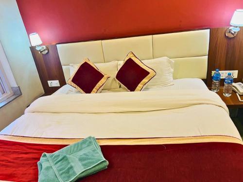 OYO 160 Hotel Shraddha Palace - Tap to explore photos
