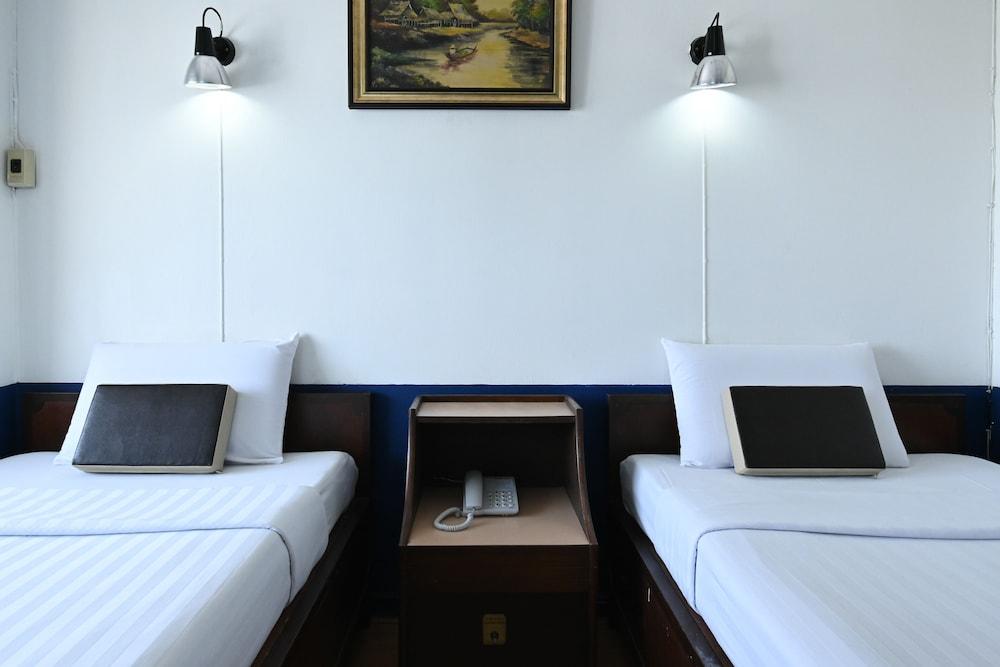 The Krungkasem Srikrung Hotel Room Type - Twin Deluxe Room with Bathtub