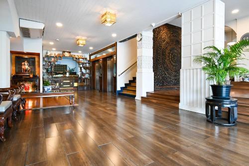The Krungkasem Srikrung Hotel - Tap to explore photos