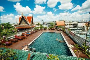 D&D Inn Khaosan - Tap to explore photos