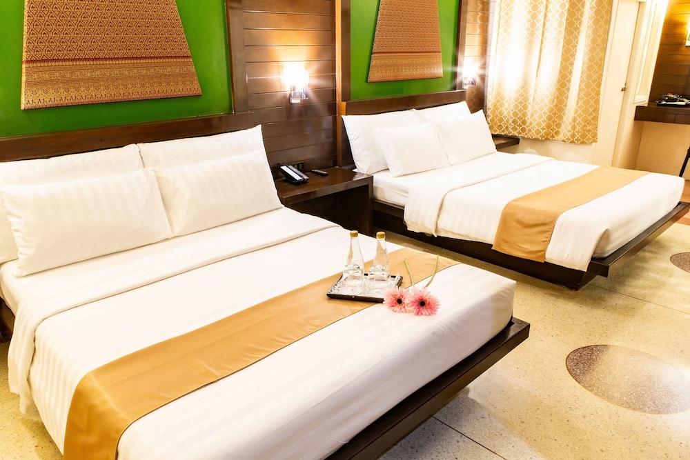 D&D Inn Khaosan Room Type - Superior Family with Balcony