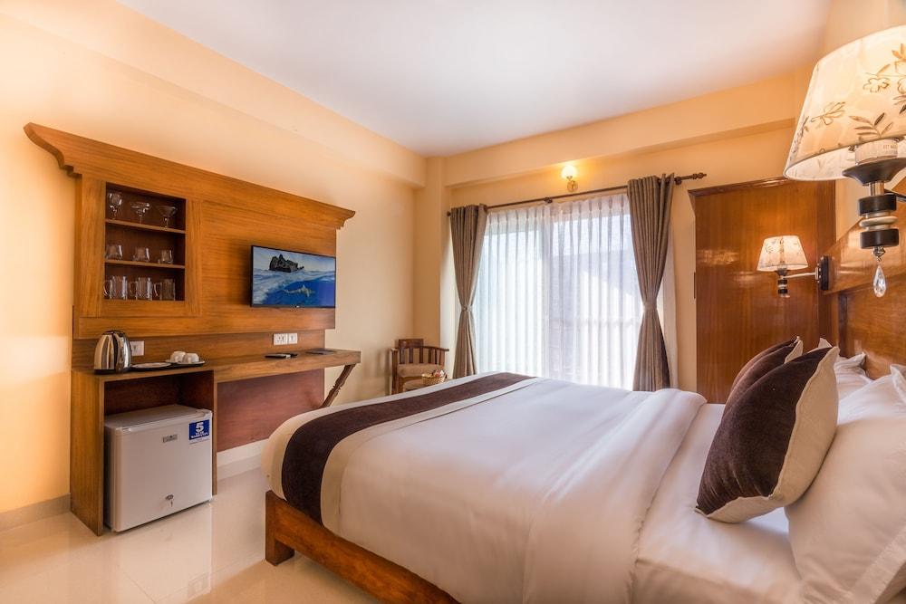 Hotel Lake Shore Room Type - Deluxe Double Room, 1 King Bed, Mountain View