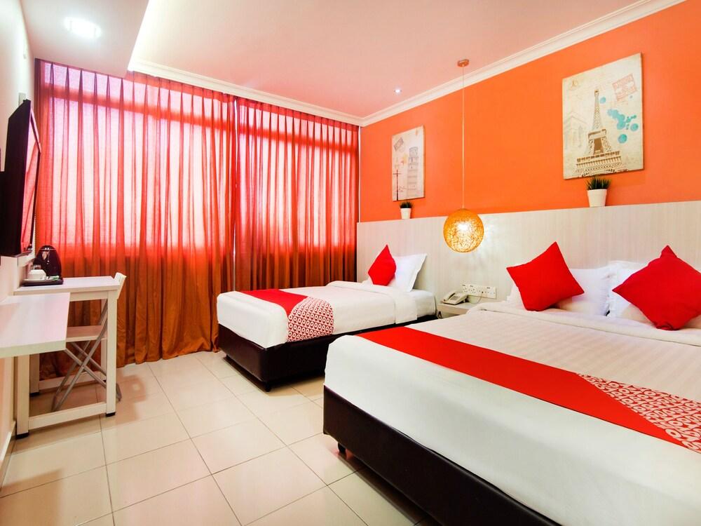 OYO 761 City Hotel Room Type - Deluxe Triple Room, 3 Twin Beds