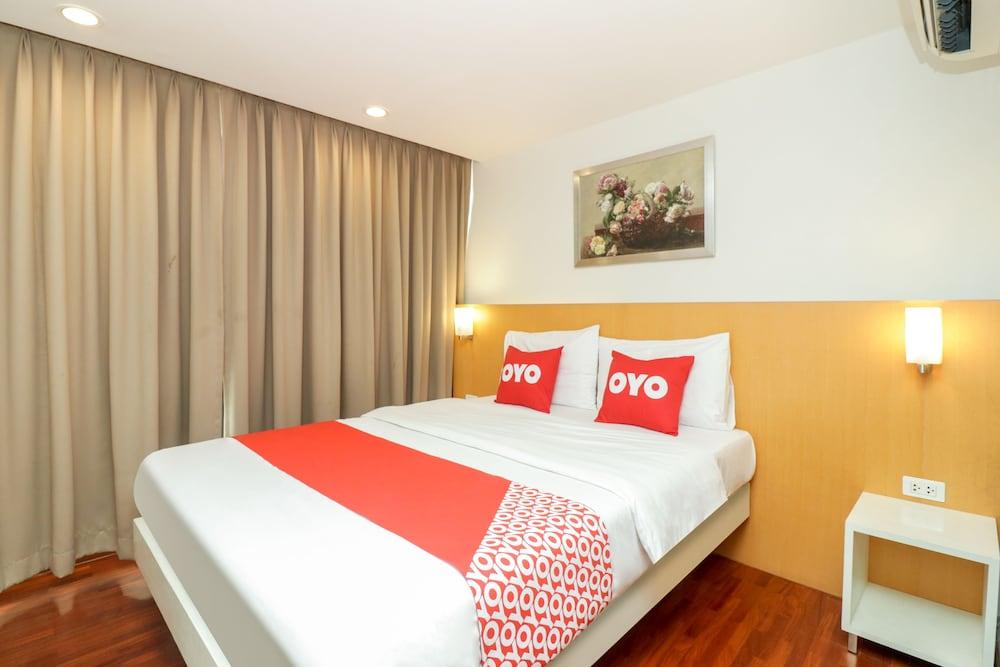 OYO 225 Premier Place Hotel Room Type - Deluxe Double Room