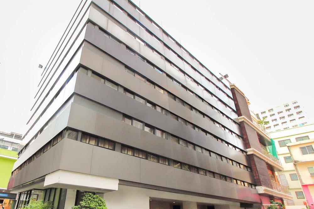 OYO 225 Premier Place Hotel - Tap to explore photos