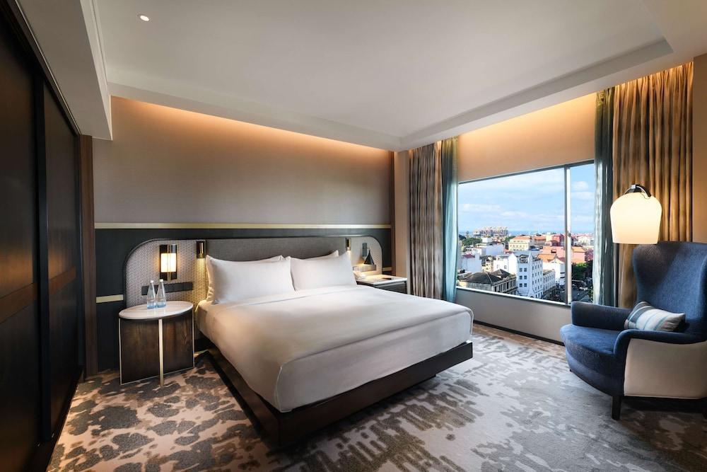 Hilton Colombo Room Type - Deluxe Suite, 1 King Bed, Club Lounge Access Hilton Colombo Room Type - Deluxe Suite, 1 King Bed, Club Lounge Access