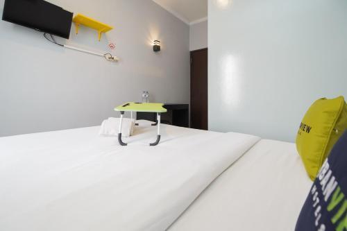 Urbanview Hotel Arafuru Residence Duren Sawit - Tap to explore photos