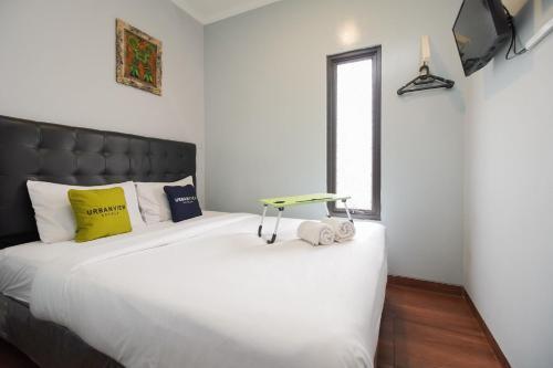 Urbanview Hotel Arafuru Residence Duren Sawit Room Type - Superior Double Room