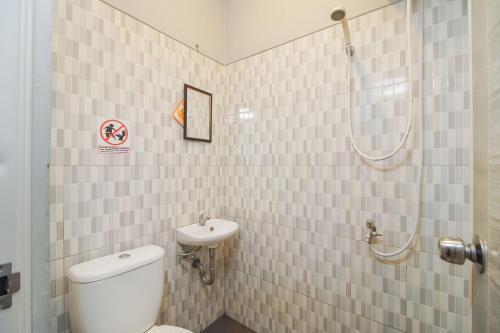 Urbanview Hotel Arafuru Residence Duren Sawit - Tap to explore photos