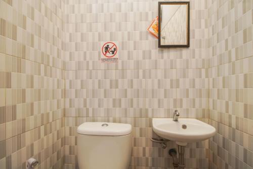 Urbanview Hotel Arafuru Residence Duren Sawit - Tap to explore photos