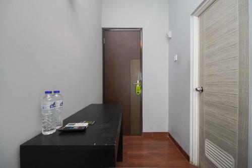 Urbanview Hotel Arafuru Residence Duren Sawit - Tap to explore photos