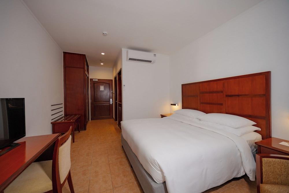 Hulhule Island Hotel Maldives Room Type - Superior King Room