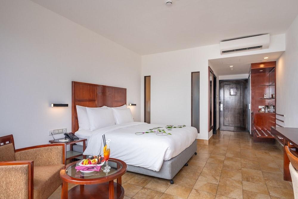 Hulhule Island Hotel Maldives Room Type - Deluxe King Ocean View