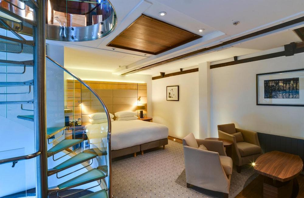 Hilton London Paddington Room Type - Tower Suite, 1 King Bed, Tower, City View Hilton London Paddington Room Type - Tower Suite, 1 King Bed, Tower, City View