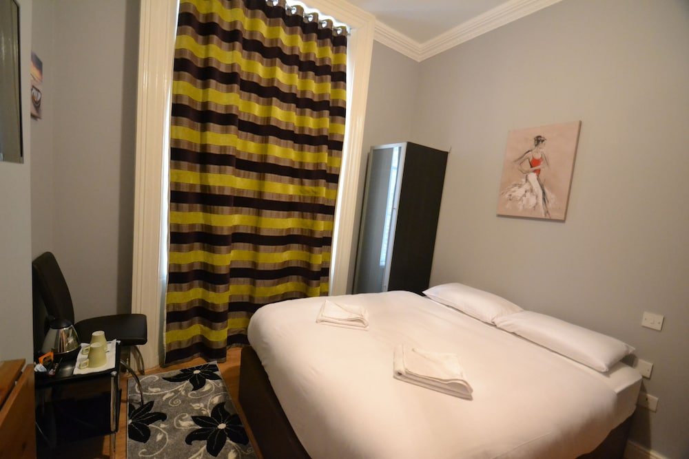 Hyde Park Suites - Apartments - Tap to explore photos
