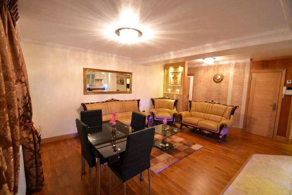 Hyde Park Suites - Apartments - Tap to explore photos