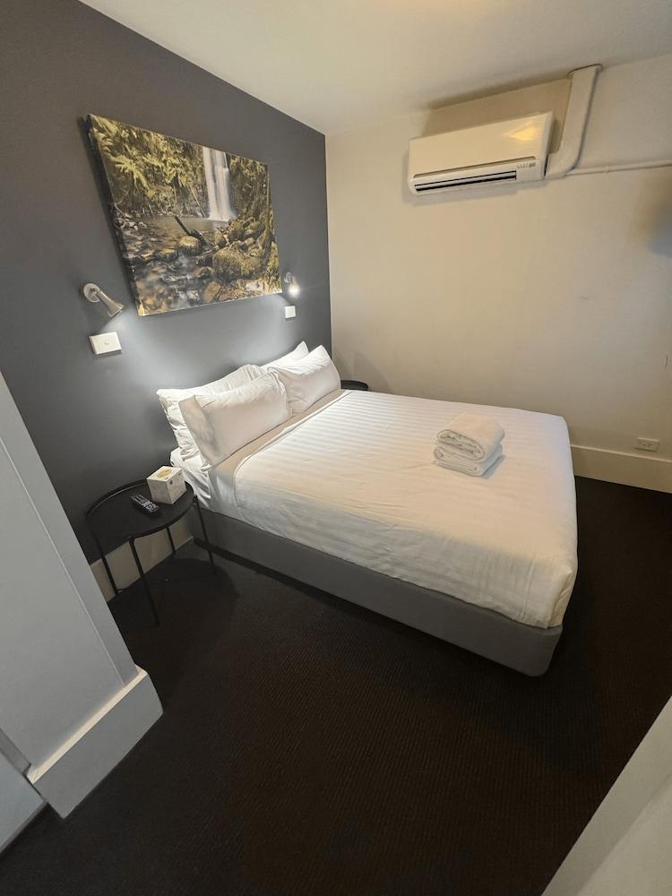 YHA Melbourne Central Room Type - Double Premium Room with Ensuite